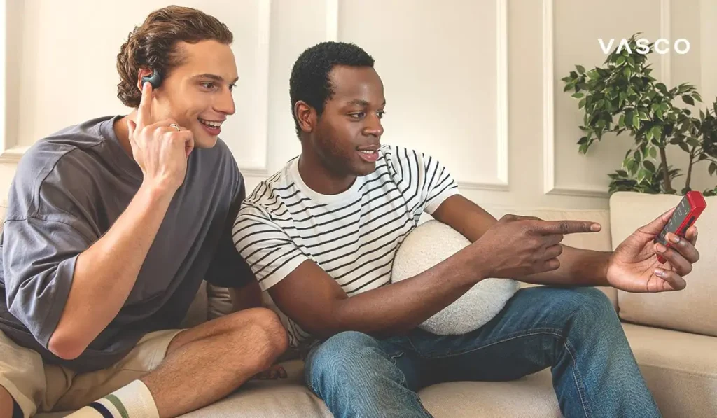 友人同士でAI翻訳イヤホンとVasco Translator Q1を使ってリアルタイム翻訳をしている様子