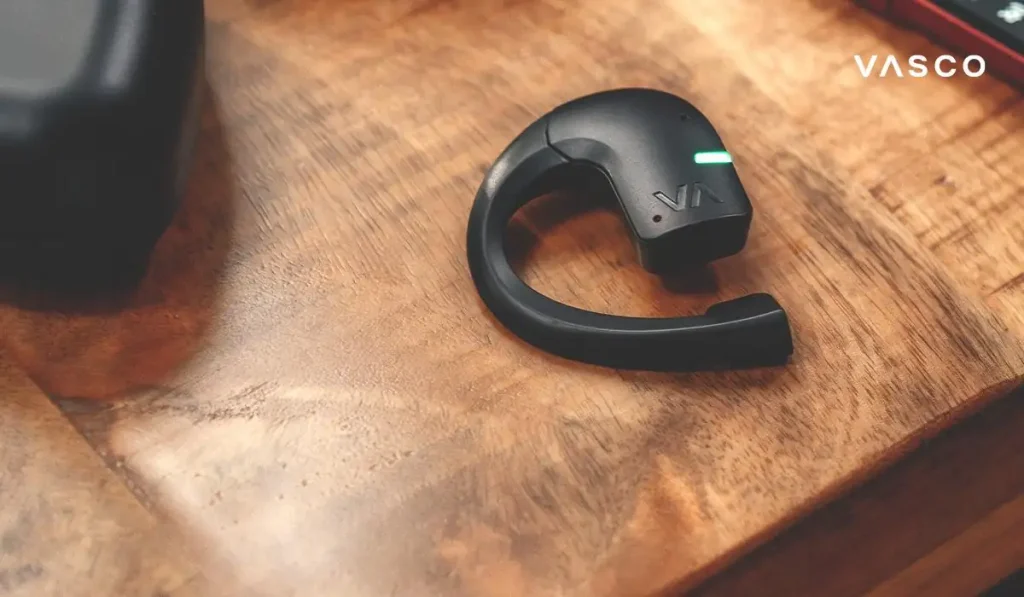 テーブルの上に置かれた、LEDインジケーター付きのVasco翻訳イヤホンのクローズアップ写真